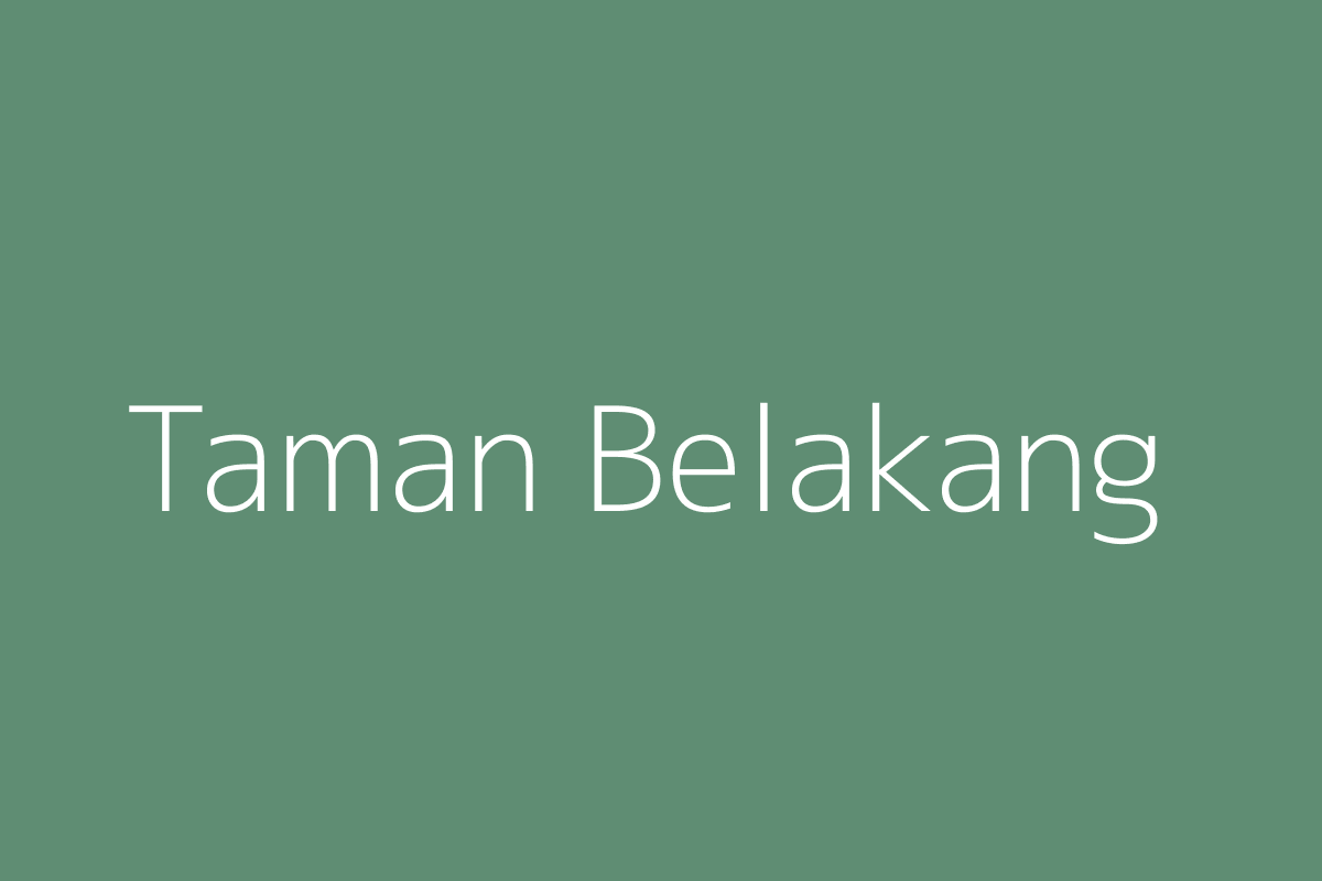 Taman belakang rumah dengan rumput hijau