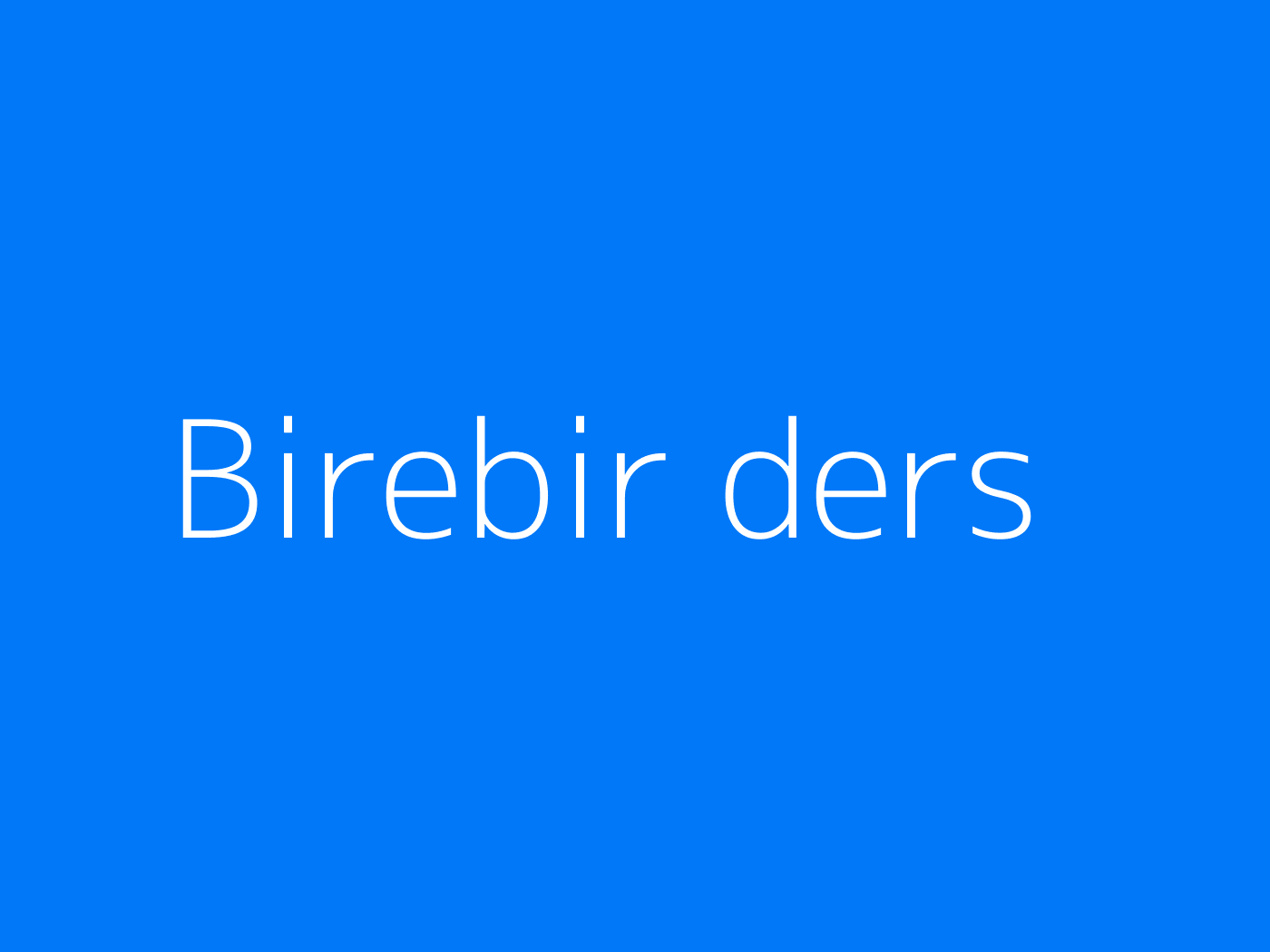 Bilgisayarında birebir canlı ders alan bir öğrenci.